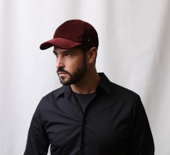 Casquette noire vièrge avec visière arrondie cuir écailles